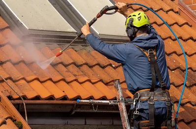 Démoussage et hydrofuge de toiture à Sainte-Suzanne-et-Chammes